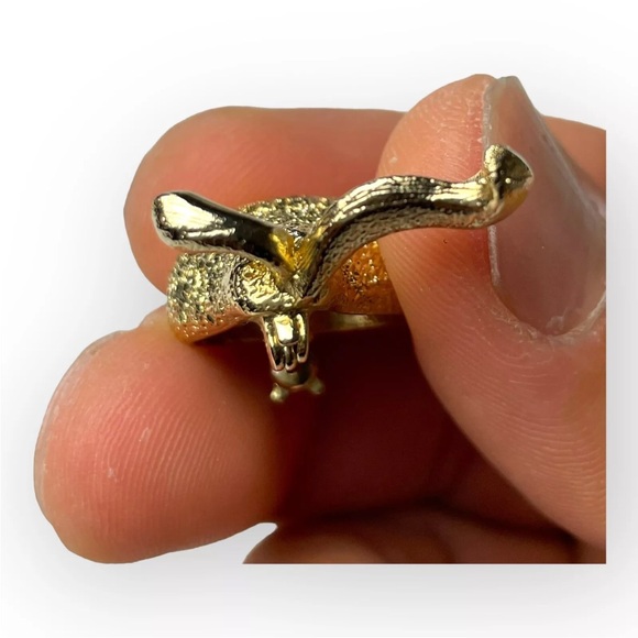 Vintage brooch gold tone textured pear, retro fall brooch Pin - Picture 5 of 8